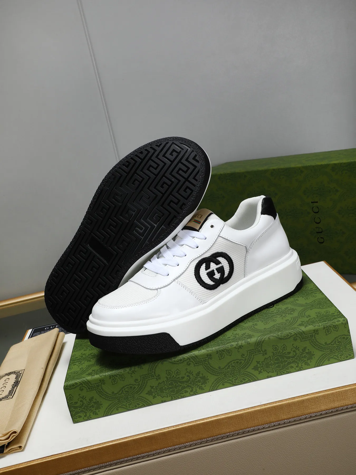Men's shoes 💰480 New men's shoes GUCCI Fashion trend Made of first-layer calfskin ➕ washed sheep lining! The foot feels super comfortable and the workmanship is impeccable. Foam ultra-light outsole, size: 38-44 (45 customized) 4 colors to choose from!
